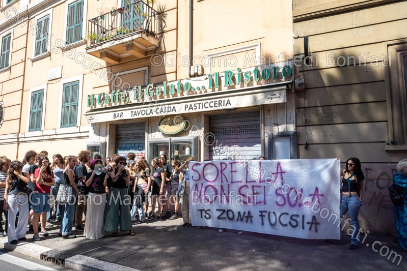 Manifestazione contro una violenza sessuale avvenuta in un bar
