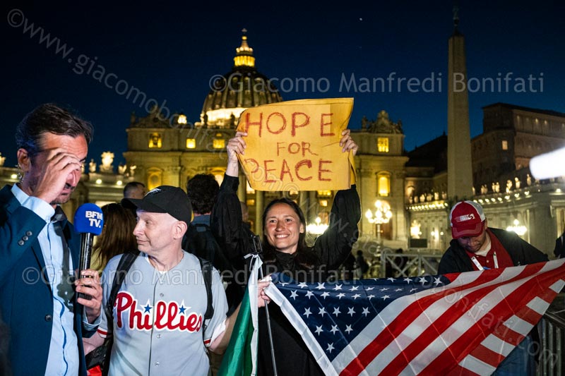 Fedeli in Piazza San Pietro per celebrare l’elezione di Papa Leone XIV