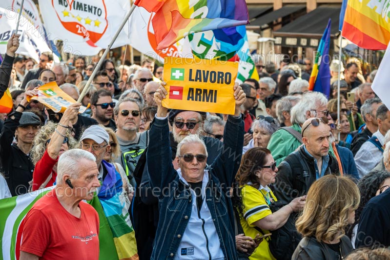 Manifestazione del Movimento 5 Stelle contro il riarmo