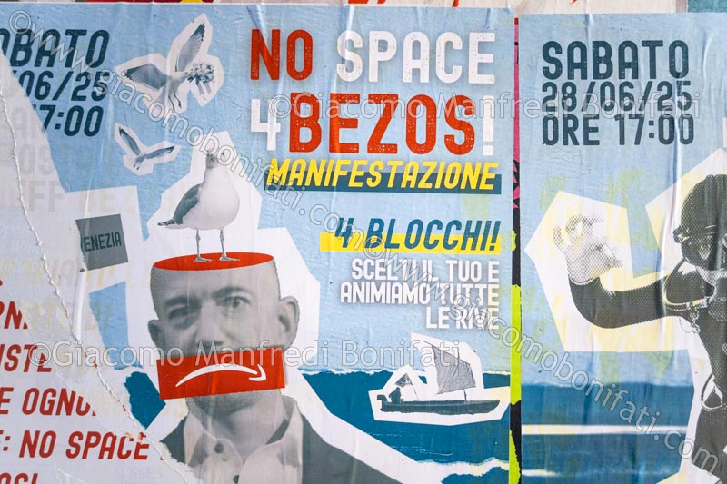 Manifesti a Venezia contro il matrimonio di Jeff Bezos