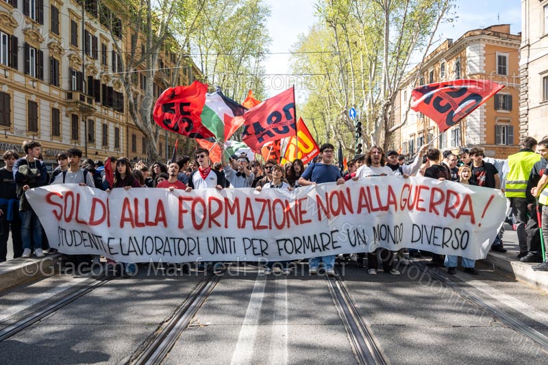 Manifestazione studentesca contro le riforme sulla scuola e il riarmo